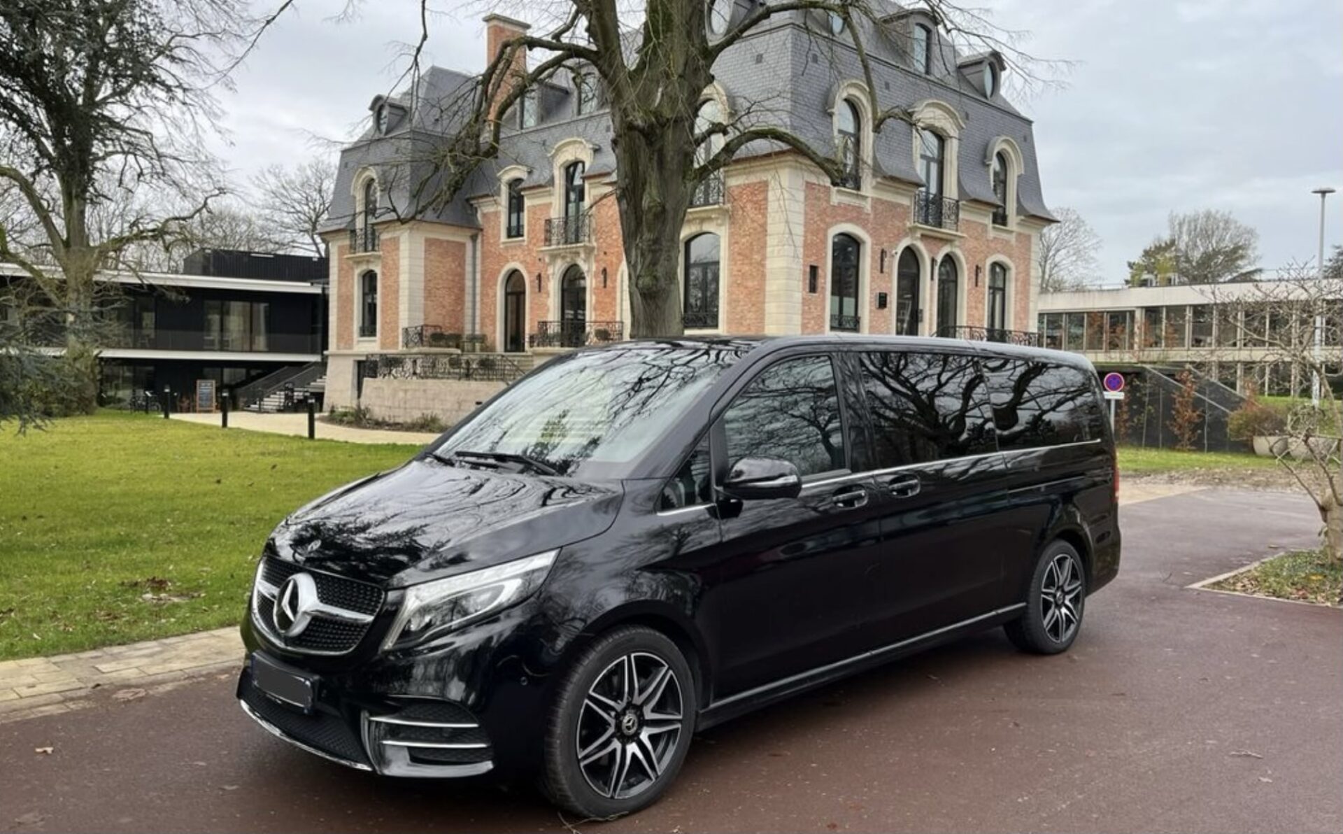 Chauffeur VTC en Sarthe – véhicule haut de gamme Mercedes pour transport privé et professionnel