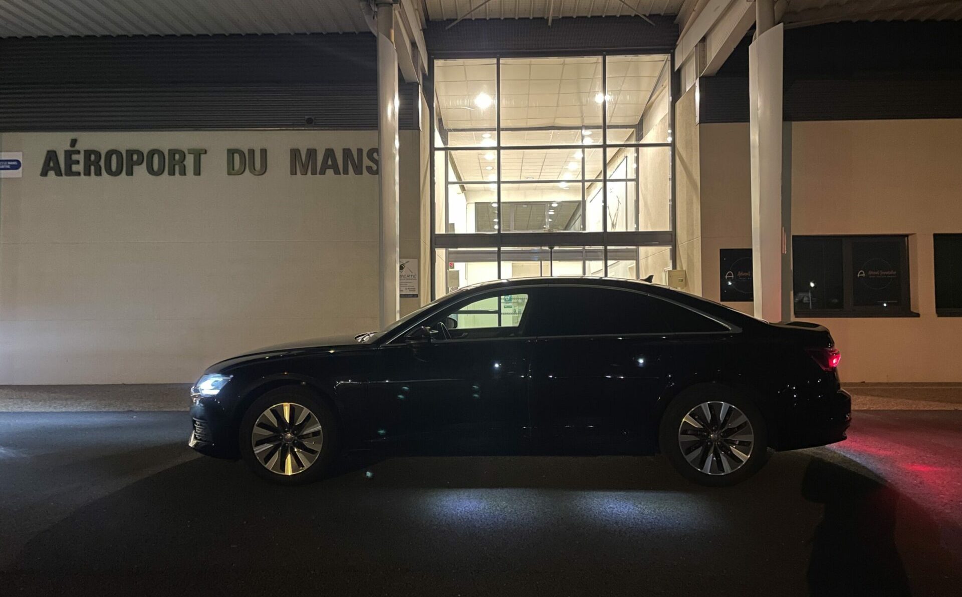 Chauffeur VTC en Sarthe assurant un transfert vers l’aéroport du Mans situé à Arnage avec véhicule haut de gamme